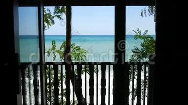 从阳台到美丽的三色海，有不同色调的蓝绿色和深绿色，有波浪和波浪。